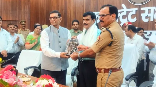 बलिया में डीएम मंगला प्रसाद सिंह को भावुक विदाई, ज्ञानेंद्र सिंह ने संभाली प्रशासनिक कमान

