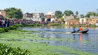 तालाब में खोजबीन करते पीएसी के गोताखोर