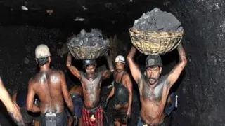 कोयला खदान से कोयला निकालते मजदूर। (प्रतीकात्मक फोटो)