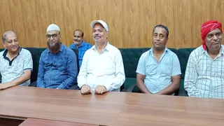 धनबाद सर्किट हाउस में मीडिया के सामने अपनी बात रखते डीसीए के विरोधी गुट के संतोष सिंह और अन्य। (फोटो जागरण)