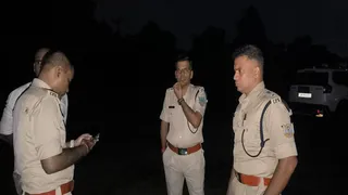 मुठभेड़ स्थल पर धनबाद के एसएसपी प्रभात कुमार (बीच में ) ग्रामीण एसपी और सिटी एसपी के साथ विचार-विमर्श करते।
