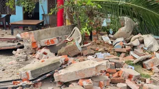 जखनिया तहसील के पलिवार गांव में पुलिस प्रशासन की टीम द्वारा सरकारी जमीन पर बने मकान को ध्वस्त किया गया। पुलिस मीडिया