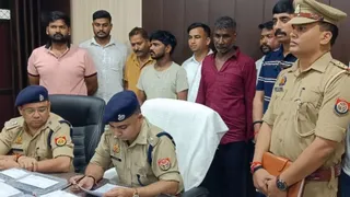पुलिस लाइन में बदमाशो को मीडिया के समक्ष पेश कर जानकारी देते पुलिस अधीक्षक डाॅ. ईरज रजा। जागरण
