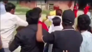 गोपालगंज में शिक्षक की पिटाई। वीडियो ग्रैब