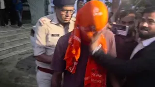न्यायालय परिसर में आरोपित को थप्पड़ जड़ते अधिवक्ता आकाश पांडे। सौ: वीडियो ग्रैब।