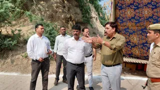 हाथरस में दाऊजी मेले को लेकर निर्देश देते डीएम सत्यप्रकाश पटेल।
