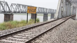 Navgachia Kursela Rail Bridge Crack: बरौनी-कटिहार रेलखंड पर नवगछिया-कुर्सेला के बीच कोसी नदी रेल पुल के स्पैन में आई दरार