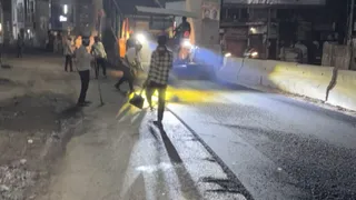 एमजी रोड पर सड़क का निर्माण कराती यूपीएमआरसी।
