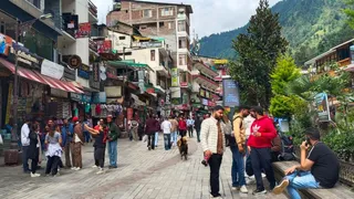 मनाली के मॉल रोड पर घूमते पर्यटक। जागरण