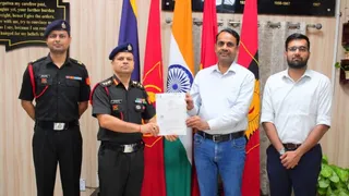 आर्मी क्षेत्र में पीएनजी कनेक्शन को लेकर अनुबंध करते आर्मी और गेल गैस लिमिटेड के अधिकारी। सौ. गेल