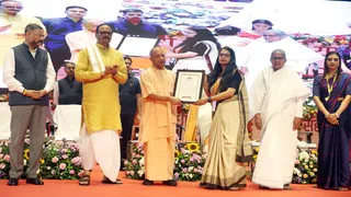 लखनऊ में आयोजित नियुक्ति पत्र वितरण समारोह में शिक्षिका को नियुक्ति पत्र प्रदान करते मुख्यमंत्री योगी आदित्यनाथ। सौ. शिक्षा विभाग