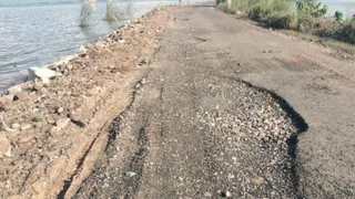 Munger Dharhara Singhia Road Damaged: धरहरा-सिंघिया मुख्य मार्ग पर बने गहरे गड्ढे और उखड़ी गिट्टिया।