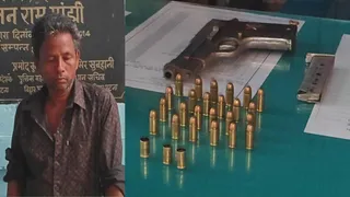 मुफस्सिल थाना पुलिस की गिरफ्त में आरोपी संजय सिंह और बरामद पिस्टल व कारतूस।
