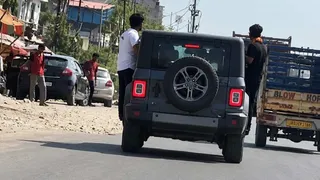 जम्मू के नरवाल-कुंजवानी मार्ग पर थार से लटककर युवकों ने किए खतरनाक स्टंट।