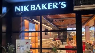 खाने में कीड़ा मिलने पर भड़कीं महिला ग्राहक।