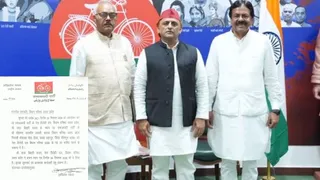 अखिलेश यादव के साथ जासमीर अंसारी (दाएं) और लाल बिहारी यादव