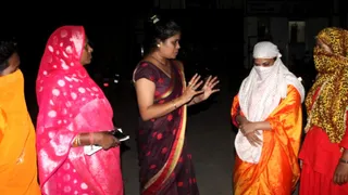 तथाकथित साधु की करतूतें बतातीं पीड़ित महिलाएं।