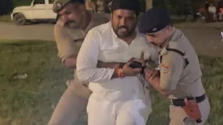 किच्छा मंडी समिति में बने स्ट्रांग रूम से हटने को तैयार नहीं होने पर पुलिस ने कांग्रेस प्रत्याशी राजेश प्रताप सिंह को रात में इस तरह पकड़कर बाहर किया।