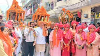 श्री वामन द्वादशी मेले के दौरान शोभायात्रा निकालते भक्तजन व अतिथि। जागरण
