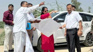 अधिकारियों के साथ मौके पर निरीक्षण करतीं बीडीए उपाध्यक्ष सौम्या पांडेय