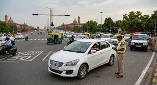 दिल्ली में नियम तोड़ने में कार चालक सबसे आगे। (एआई जेनरेटेड इमेज)