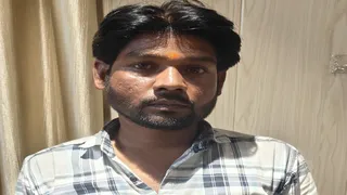 वाराणसी में दाखिल खारिज रिश्वत मामले में लेखपाल का निजी मुंशी गिरफ्तार, लेखपाल फरार।