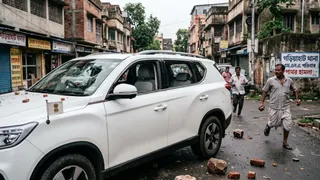 तृणमूल विधायक हमीदुल रहमान की पत्नी की कार पर हमला। (फोटो-AI जेनरेटेड)