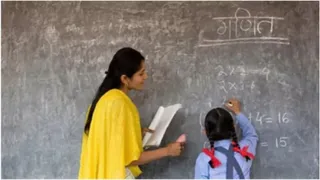 बर्खास्त होने वाले शिक्षकों में अधिकतर महिलाएं शामिल हैं।