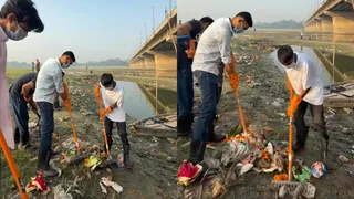 नोएडा के ओखला बैराज के पास यमुना घाट पर टीम के साथ सफाई करते बिट्टू तबाही व टीम। सौ- टीम सदस्य