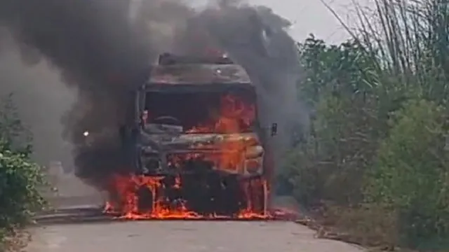 गाजियाबाद के स्कूल की बस में लगी आग के बाद मची चीख-पुकार, इसमें सवार थे 22 बच्चे; सूचना मिलते ही मौके पर पहुंचे अभिभावक