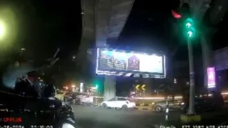 मां-बेटी से अभद्र व्यवहार किया और गाड़ी से लोहे की राॅड निकालकर कार की हेडलाइट तोड़ दी। वीडियो ग्रैब