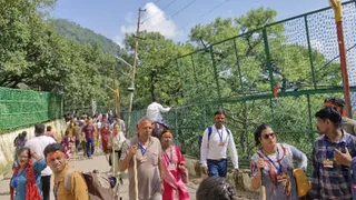 मां वैष्णो देवी के दिव्य दर्शनों के लिए यात्रा मार्ग से भवन की और बढ़ते श्रद्धालु। फोटो- जागरण