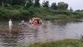 नदी को पार कर जनाजा लेकर जाते ग्रामीण। (वीडियो ग्रैब)
