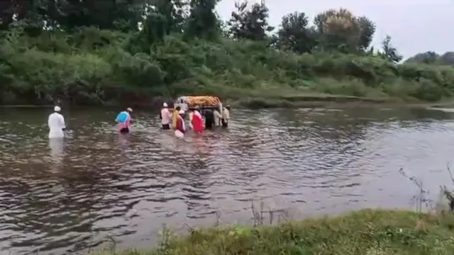 उमरिया में आखिरी सफर भी बना इम्तिहान, 4-5 फीट गहरी उफनती नदी पार कर कब्रिस्तान पहुंचा जनाजा