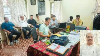 लोकायुक्त टीम ने रिश्वतखोर उपयंत्री (इनसेट में) को दबोचा।