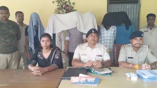 एक नाबालिग को भी पुलिस ने अपनी हिरासत में लिया है।