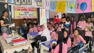 मुजफ्फरनगर के जौली गांव के स्कूल के एक कक्ष में बैठे कक्षा छह, सात और आठ के विद्यार्थी। जागरण