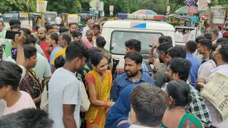 बाइक सवार युवक ने बाइक की चाबी निकालकर ऑटो चालक के सिर पर वार कर दिया।