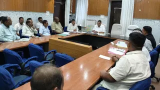 मुजफ्फरपुर नगर निगम में राजस्व वसूली की समीक्षा करते उप नगर आयुक्त। जागरण