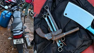 ट्रकों से डीजल चुराते युवक को चालकों ने पकड़ा