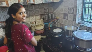 ट्रायल दौरान पीएनजी पर खाना बनाती गृहणी। सौ-उपभोक्ता