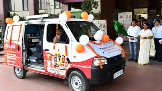 दिल्ली सचिवालय में मोबाइल कर्मिका सेवा केंद्र वैन को झंडी दिखाकर रवाना करतीं मुख्यमंत्री रेखा गुप्ता साथ मौजूद मंत्री कपिल मिश्रा। जागरण