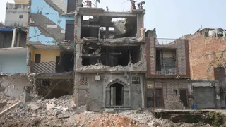 मदीना मस्जिद पर चलता बुलडोजर।