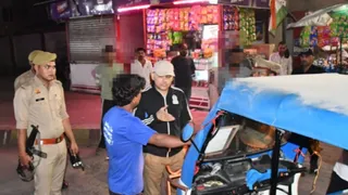 रात में सड़क पर चेकिंग के दौरान एसएसपी नीरज जादौन।