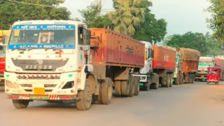 बिहार सीएम के बक्सर दौरे का बलिया पर असर, भारी वाहनों पर रोक से फेफना-नरही में लगा लंबा जाम।