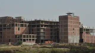 नोएडा सेक्टर-107 में महर्षि आश्रम की भूमि पर हुआ अवैध निर्माण। जागरण