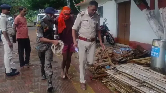 24 घंटे पहले लंगड़ा रहा था, कोर्ट पेशी के दौरान सामान्य चला जमुई छेड़छाड़ मामले का आरोपी हरेराम यादव
