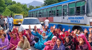 ग्रामीणों ने पलासरा-रायपुररानी मार्ग पर जाम लगाया।
