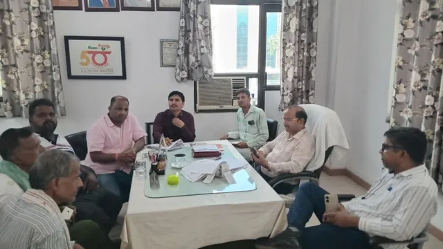 पांच बार चढ़ चुका टावर पर, अधिकारियों ने दिया नौकरी का प्रस्ताव; अलीगढ़ के युवक ने रख दी अपनी शर्त