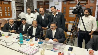 हाई कोर्ट बार एसोसिएशन इलाहाबाद के चुनाव मतगणना के दौरान बुधवार को प्रत्याशियों को मिले वोटों की जानकारी देते हुए चुनाव सहयोगी अधिवक्ता। सौ. एसो.